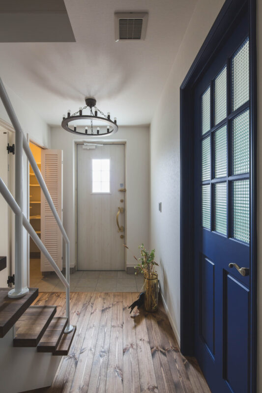 ホワイトとブルーが爽やかな玄関