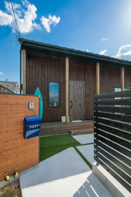 ブラウンに原色が映えるサーファーズハウス