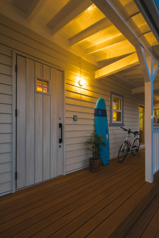 夕景に映える暖色のライト