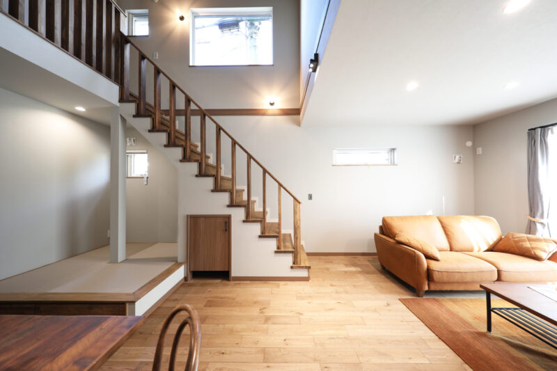 吹き抜けのあるアメリカンスタイルのリビング