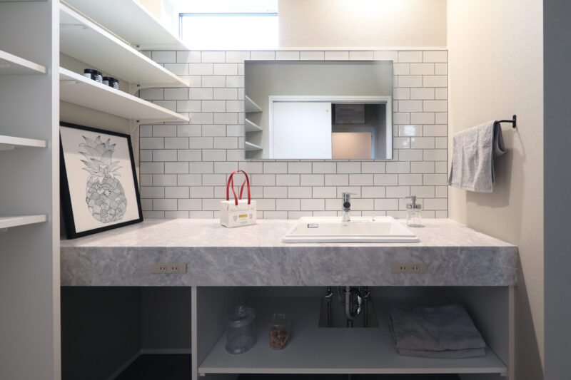 シックモダンな造作洗面