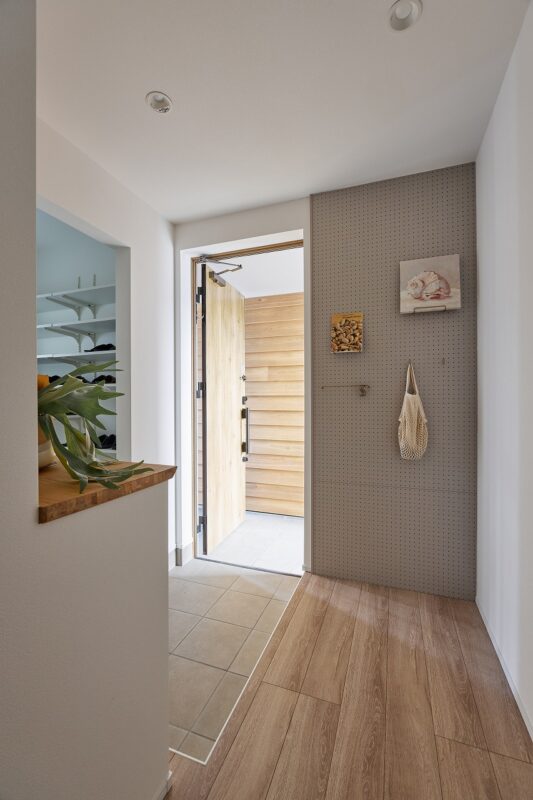 明るいグレーを基調にした玄関