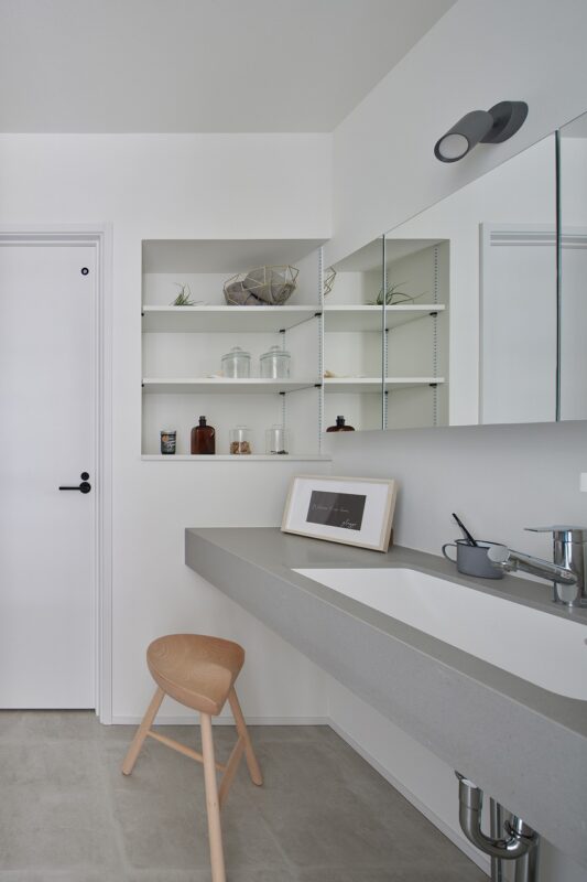 白とグレーで統一された洗面