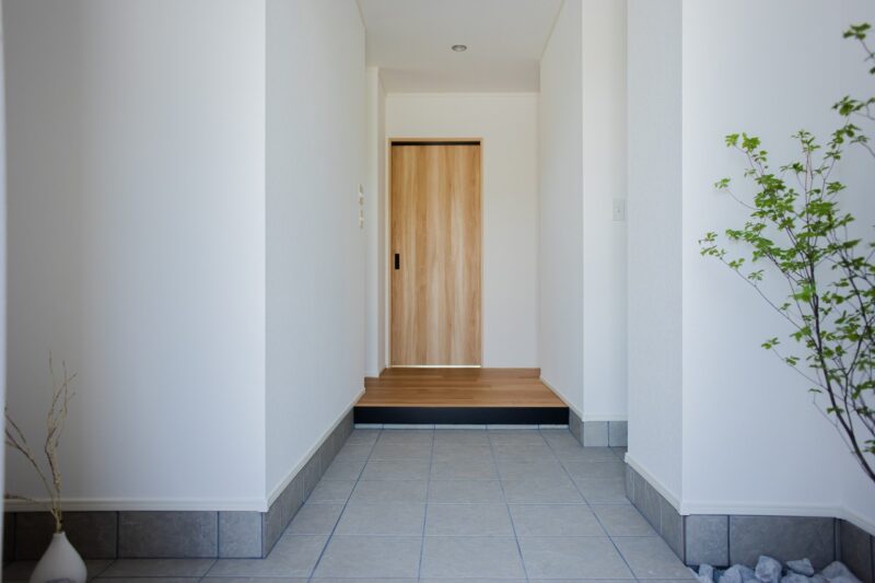 白とグレーで落ち着いたアプローチ